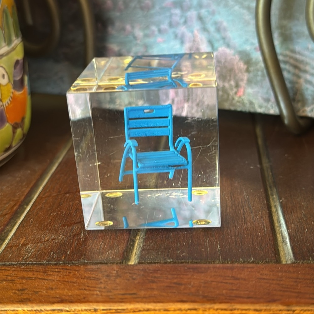 🌞 SUPER UNIQUE! Acrylic Paperweight/Art Piece w/Blue Lawn Chair Floating Inside!